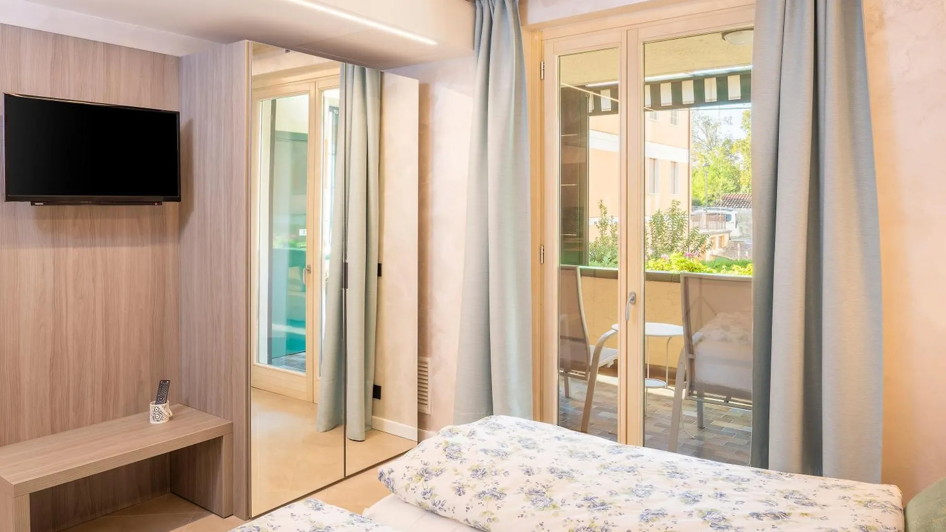 Blue Lake Residence - Bardolino 3*,